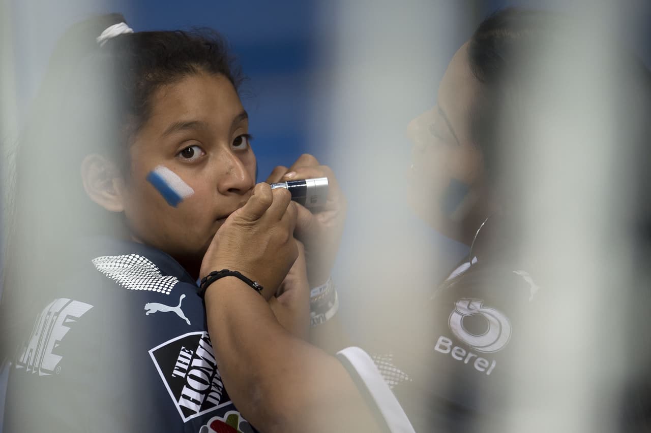 Entre optimismo y maquillaje los aficionados de los dos finalistas esperaban salir del BBVA con una sonrisa porque su equipo acabó como el campeón del torneo.