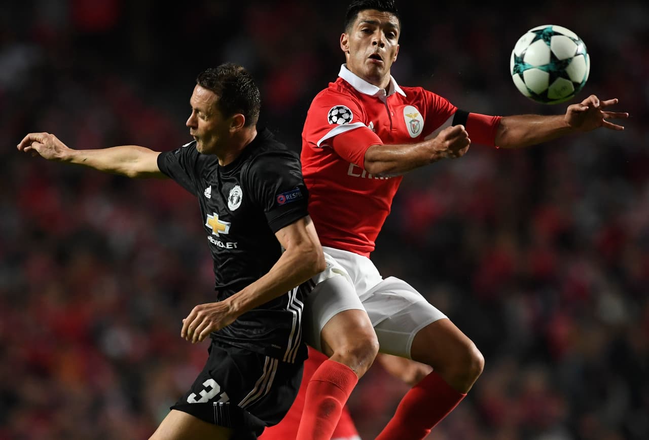 Manchester deja al borde del precipicio al Benfica de Raúl Jiménez