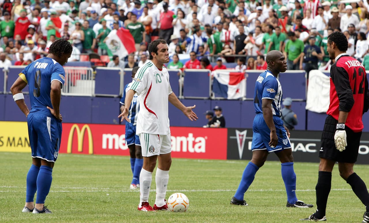 En la selección mexicana tenemos un caso de provocación de Samuel Caballero de Honduras sobre Cuauhtémoc Blanco, el catracho le estuvo lanzando besos al oído hasta que el azteca reaccionó con un codazo al estómago.