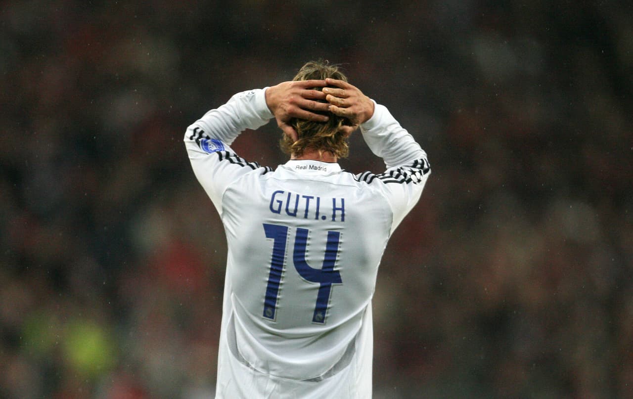 Años después la situación invertía los papeles, el volante ofensivo José María Gutiérrez mejor conocido como Guti sufrió con la mano del defensor del Valladolid César Arzo.