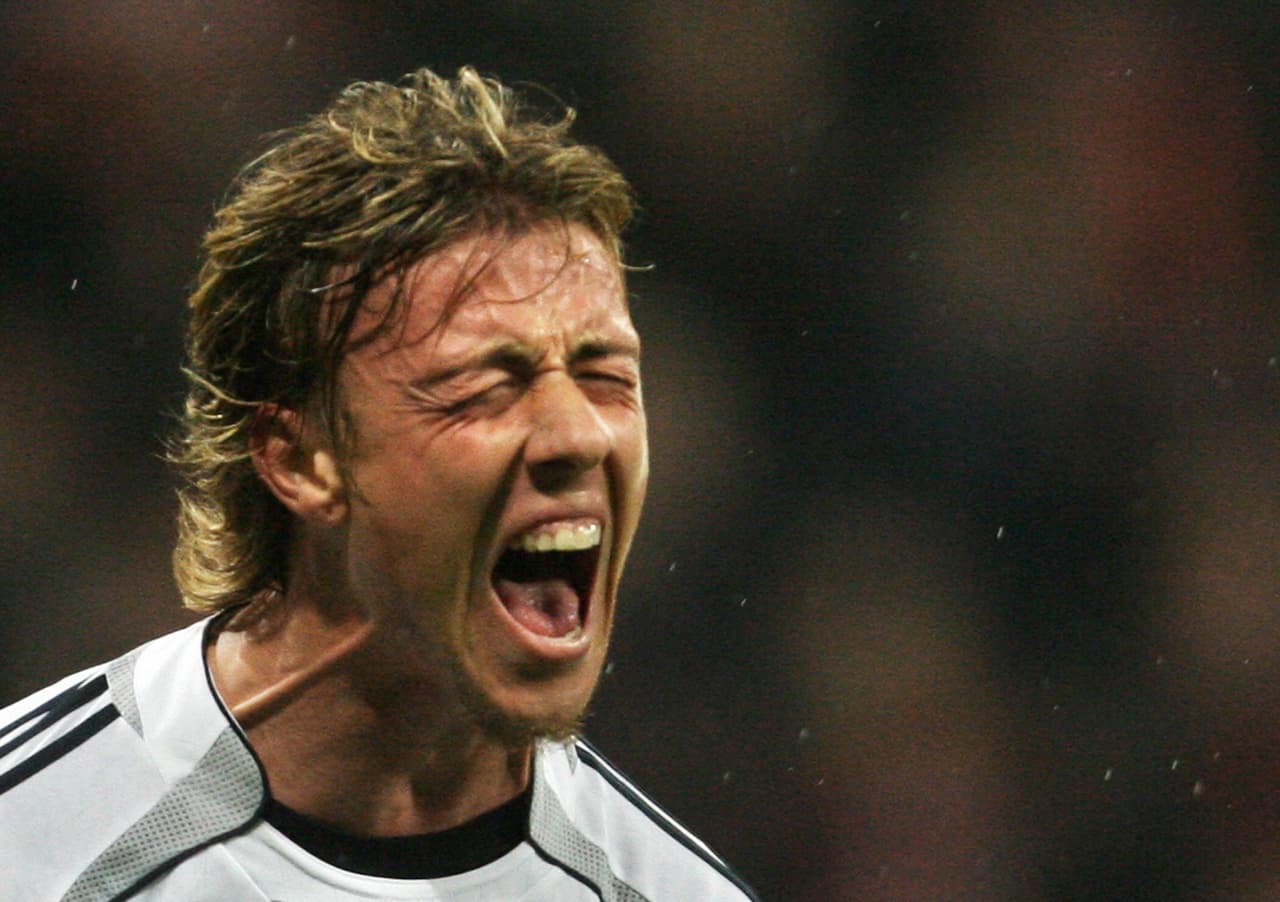 El jugador del Madrid intentaba quitarse la marca de Arzo cuando este giró el cuerpo y colocó su mano entre los glúteos del rival provocando el enojo de Guti.