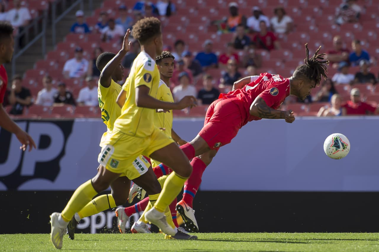 Con ventaja de 2-1 se retiró Panamá al descenso, luego de dominar el balón, generar opciones y evitar peligro gracias a su defensa comandada por Román Torres (derecha).