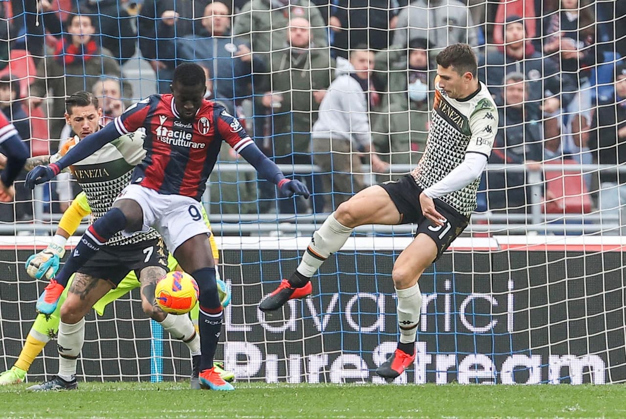 Con gol de David Okereke al 61', Venezia derrota a Bologna durante la Jornada 13 en la Serie A y así se va alejando del descenso.