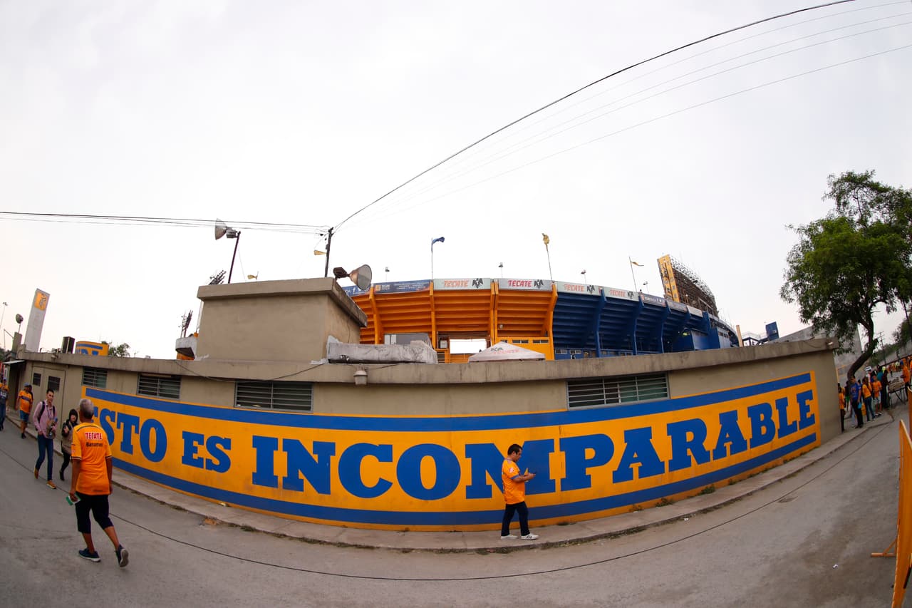 Aficionados de Tigres, mayoritariamente, y del León, tomaron por 'asalto' las inmediaciones del Estadio Universitario para atestiguar el juego de Ida de la Final del Clausura 2019 de la Liga MX en Monterrey. Se esmeraron y le pusieron un fantástico ambiente.