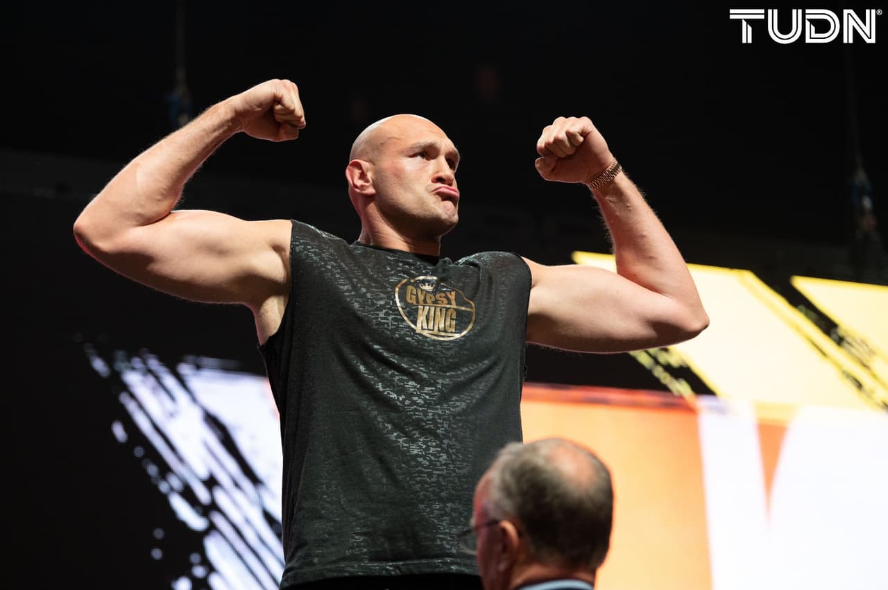 Tyson Fury (273 libras) y Deontay Wilder (231) protagonizaron un pesaje inusual al no poder realizar el tradicional cara a cara.