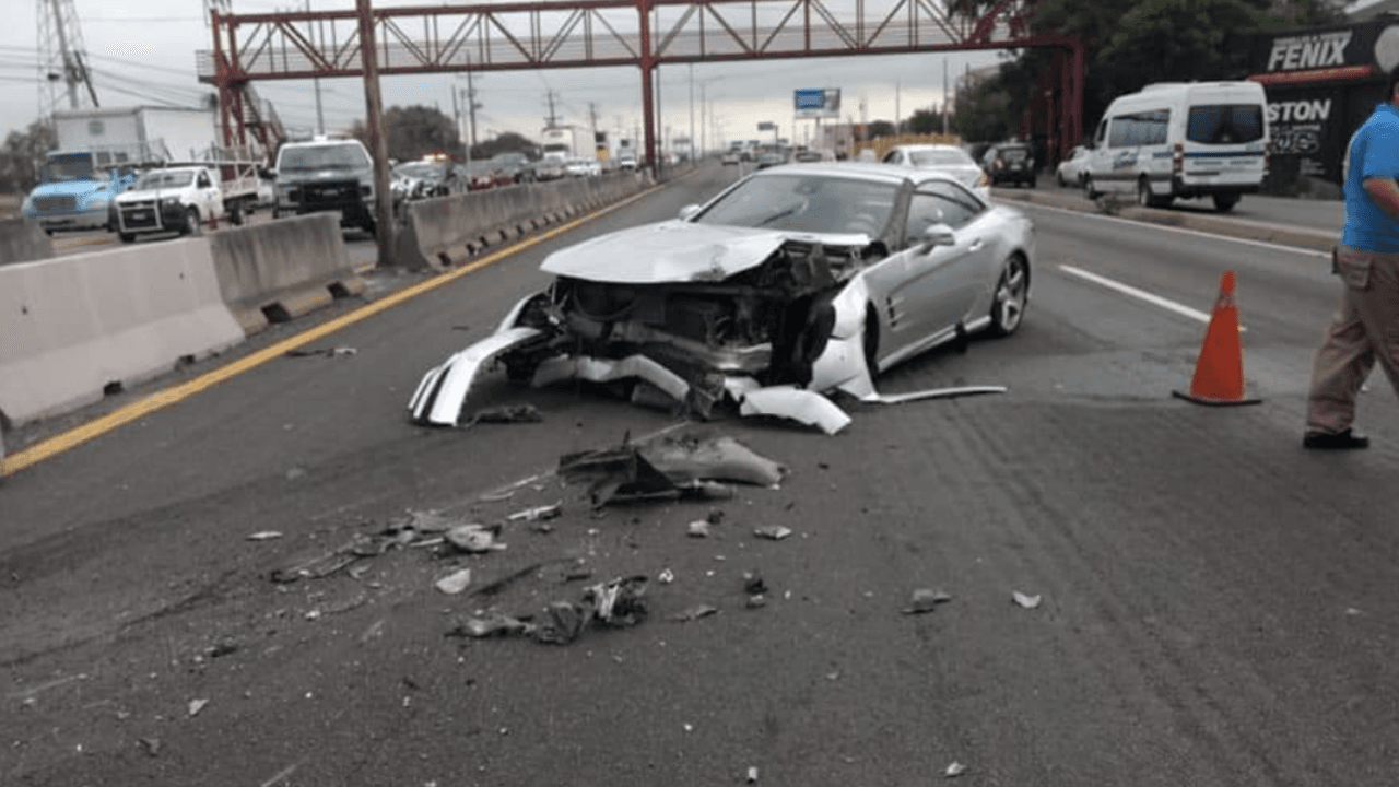 - El estratega viajaba en su Mercedes-Benz gris, cuando así quedó su vehículo declarado como pérdida total.
<br>- Para su fortuna, los daños fueron mínimos y tras una revisión médica en un hospital en Nuevo Leon, fue dado de alta.