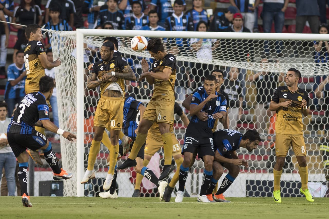 Y ese supuesta superioridad no tardó mucho en hacerse evidente. A los 7 minutos, desde unos 22 metros, Camilo Sanvezzo (7) cobró de manera ejemplar un tiro libre que pasó por arriba de la barrera.