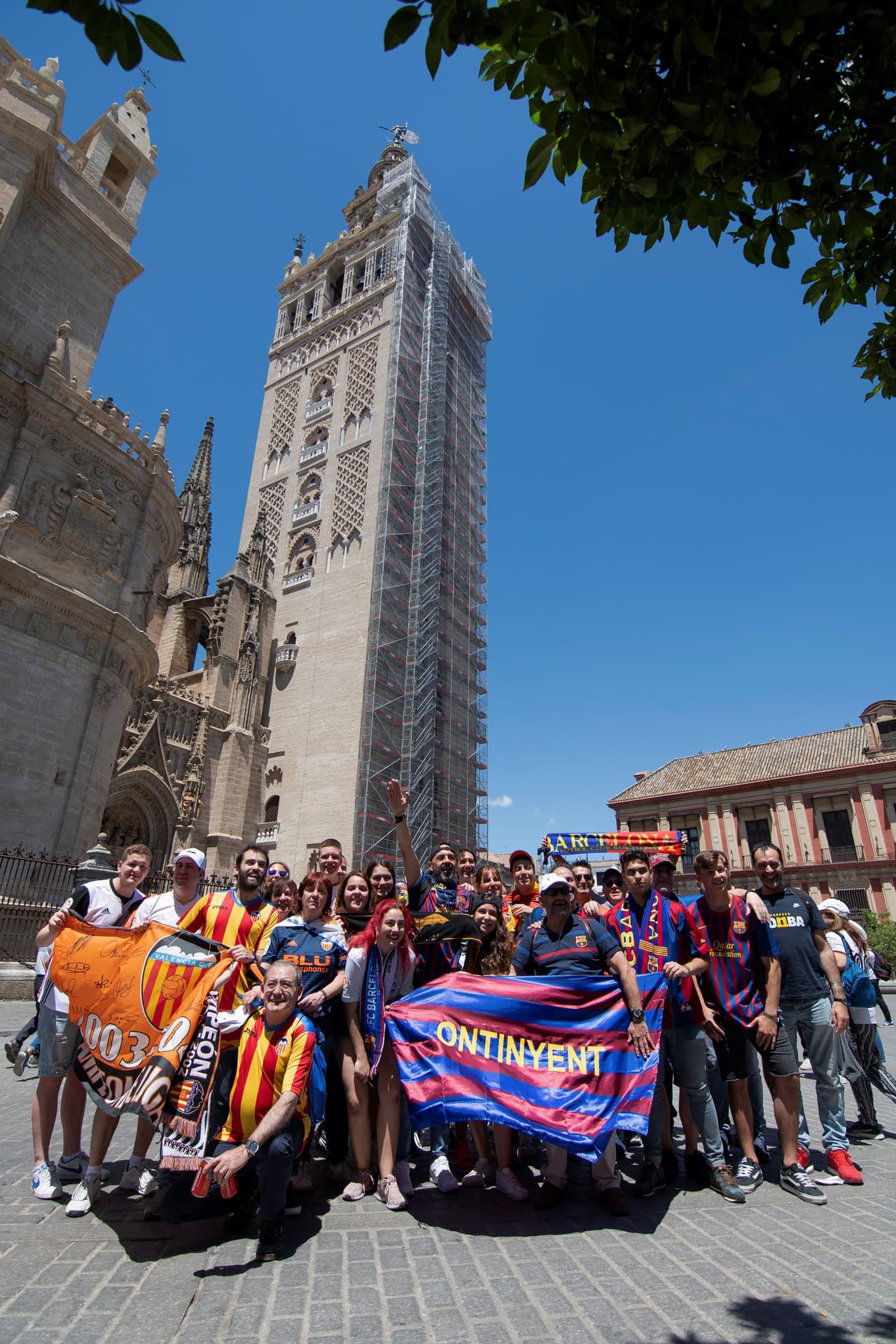 Sevilla ha sufrido el asalto de miles de aficionados del Barcelona y el Valencia, que han llegado con la ilusión de conseguir un título más en su palmarés en esta Copa del Rey. Desde muy temprano han colmado las calles de la ciudad andaluza y los FanFest dispuestos por la Real Federación (RFEF) en las cercanías del Estadio Benito Villamarín.