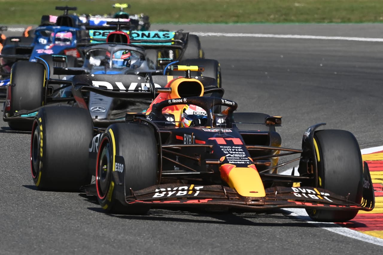 Sergio Pérez logró su podio 22 en Fórmula 1 al terminar segundo en el GP de Bélgica que ganó Max Verstappen; Carlos Sainz de Ferrari fue tercero.