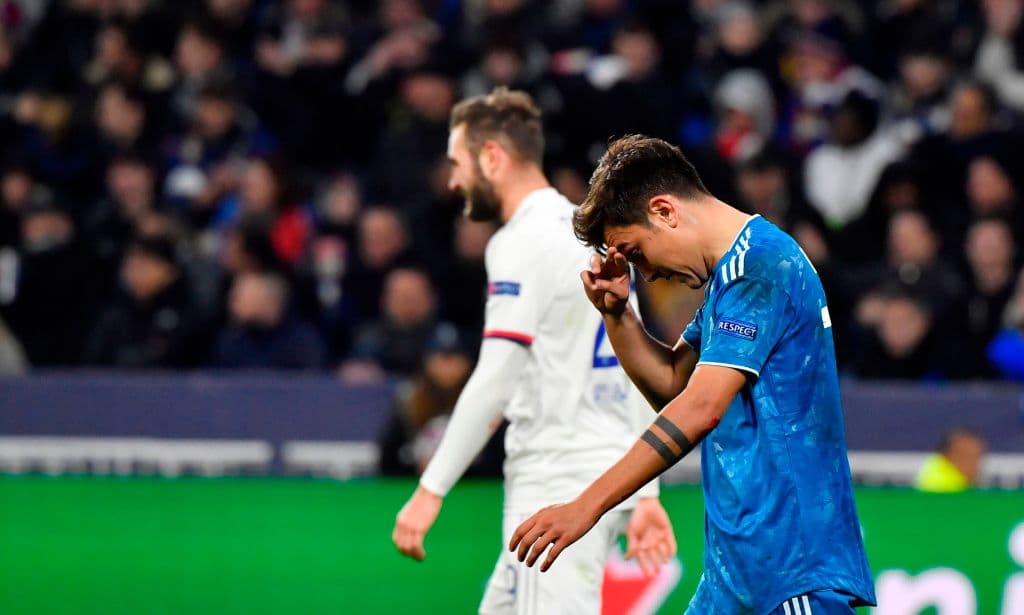 Paulo Dybala se moleta después de la decisión arbitral de no marcar penal.