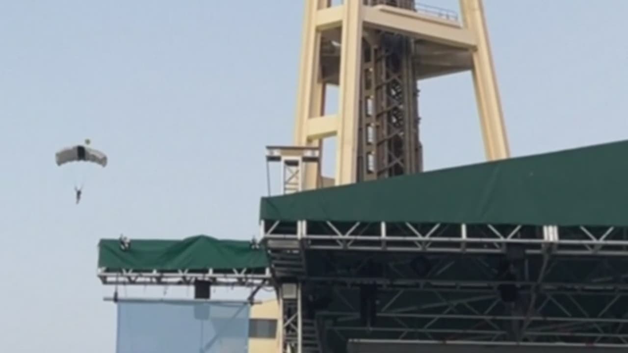 ¡Qué extremos! Policía de Seattle busca a dos hombres que saltaron en paracaídas desde el Space Needle