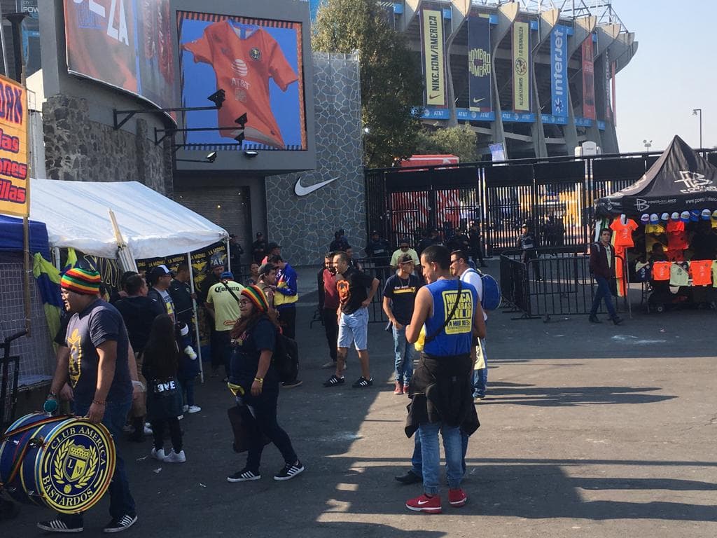 Muchos artículos a la venta en una jornada de fútbol en el Estadio Azteca.