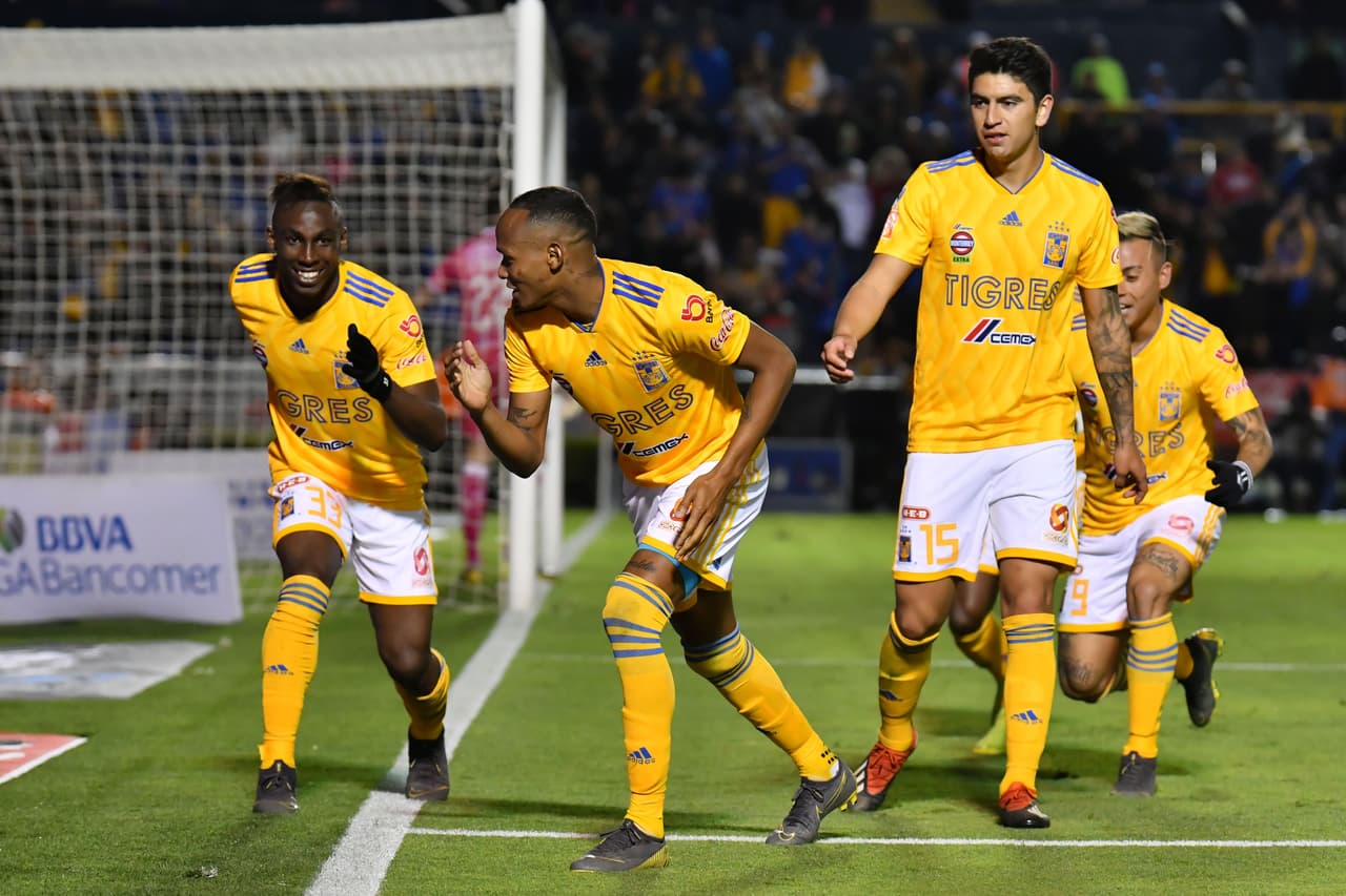 Al minuto 54', Julián Quiñones (izquierda) anotó el 3-0 para darle amplitud al triunfo de Tigres.