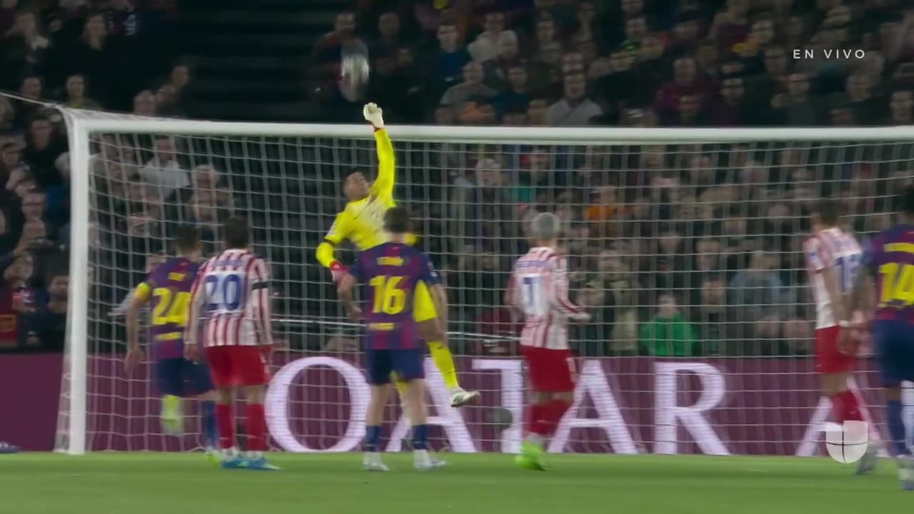 ¡Atajadón de Musso! Rashford con el tiro libre quería poner el 1-1