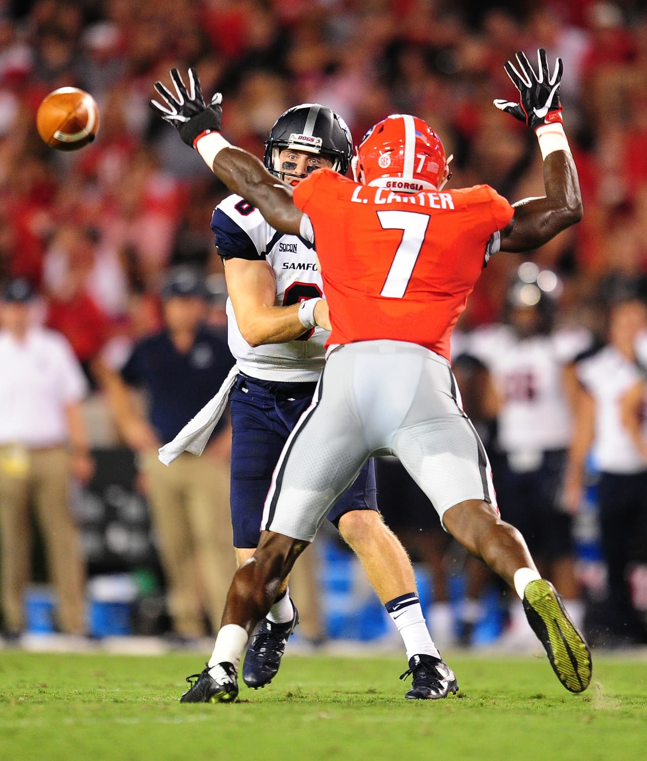 Hodges fue agente libre con experiencia en el futbol americano universitario en la Universidad de Samford, perteneciente a segunda división de la NCAA.