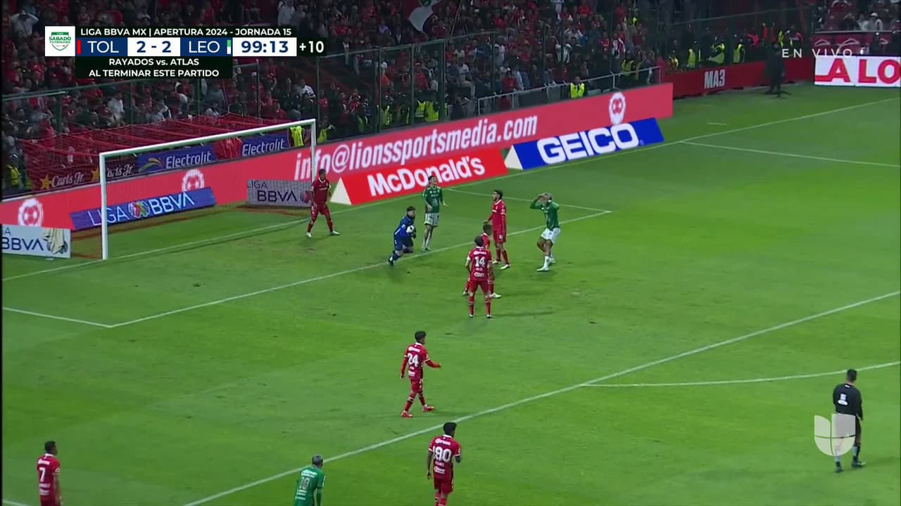 ¡CERCA! Jhonder Cádiz disparó que se estrella en el poste.