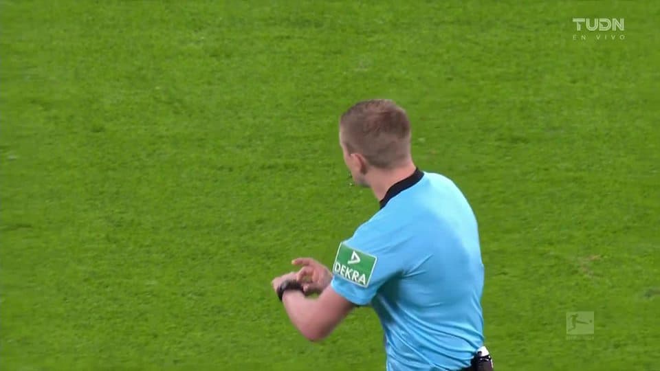 Arranca el partido y la pelota está en juego.