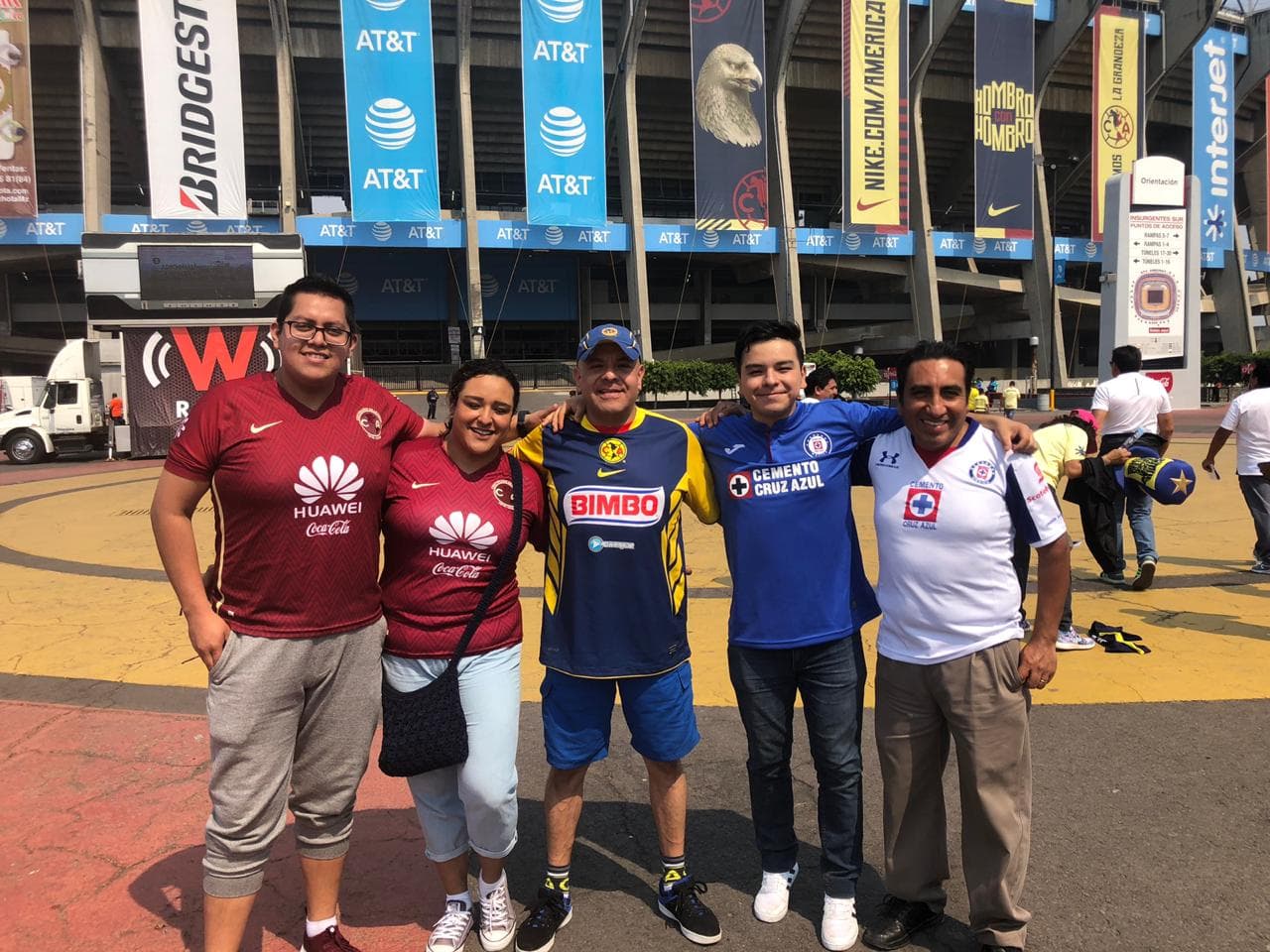 Los fanáticos se preparan para vivir el Clásico Joven entre América y Cruz Azul en el Estadio Azteca por la Jornada 14 del 
<a href="https://www.univision.com/deportes/futbol/liga-mx/*">Clausura 2019</a>.