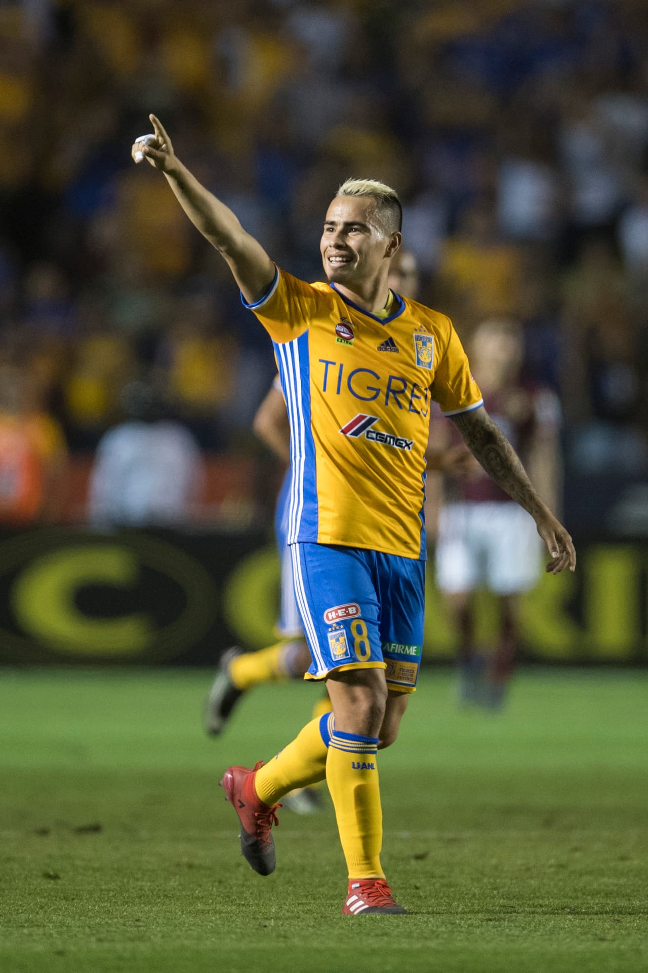 Lucas Zelarayán dio su mejor juego en México ante las Águilas este fin de semana. Su habilidad trajo locos a los defensas de Coapa y además 
<a href="http://www.univision.com/deportes/futbol/liga-mx/un-chino-de-la-uanl-le-hace-el-golazo-de-la-fecha-a-agustin-marchesin-video#rel">se despachó con dos estupendos goles de gran valor técnico.</a>