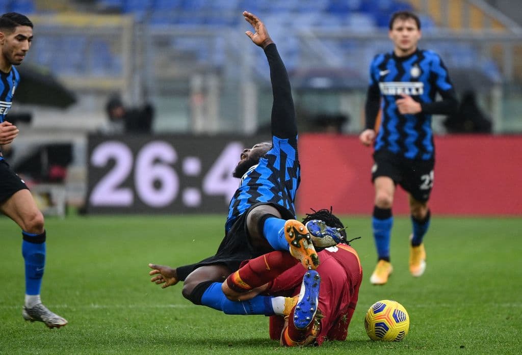 Se emapata el encuentro entre la Roma e Inter 2-2, durante la Jornada 17 de la Serie A. Lorenzo Pellegrini abrió el marcador a favor de los Giallorossi, pero los goles de Skriniar y Hakimi pusieron arriba a los 'Nerazurri', fue al minuto 86 cuando Gianluca Mancini igualó el marcador.