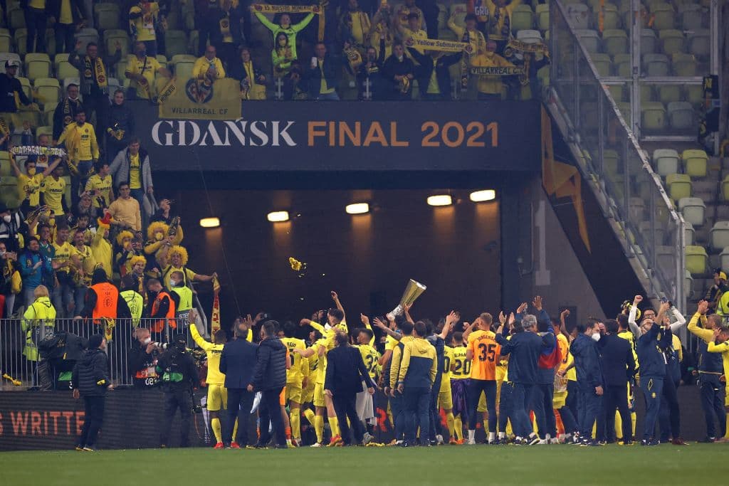 Tras 98 años, Villarreal porfin logra levantar el título de la UEFA Europa League tras vencer 11-10 en la tanda de penaltis al Manchester United.