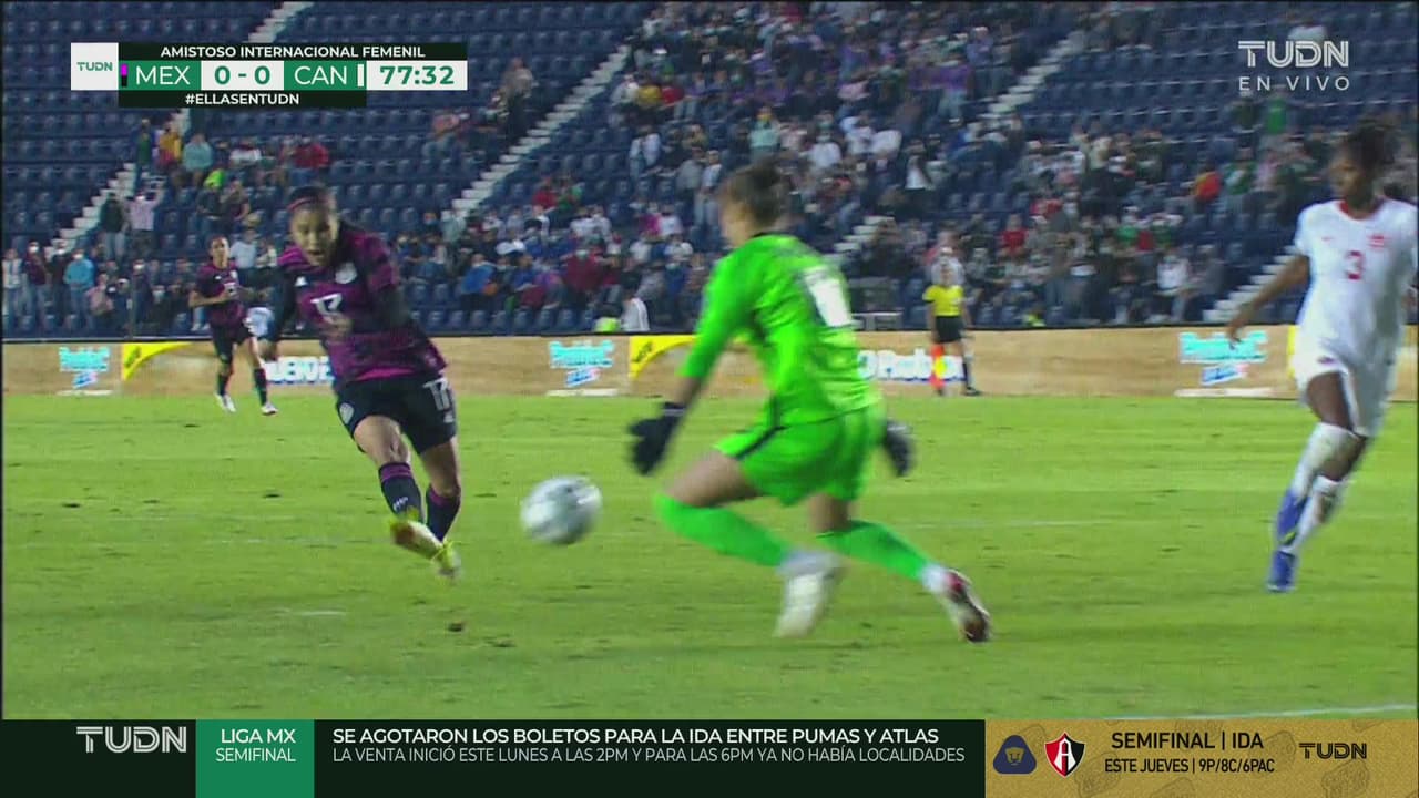 ¡Falla un gol cantado! Lizbeth Ovalle pierde el mano a mano con Sheridan