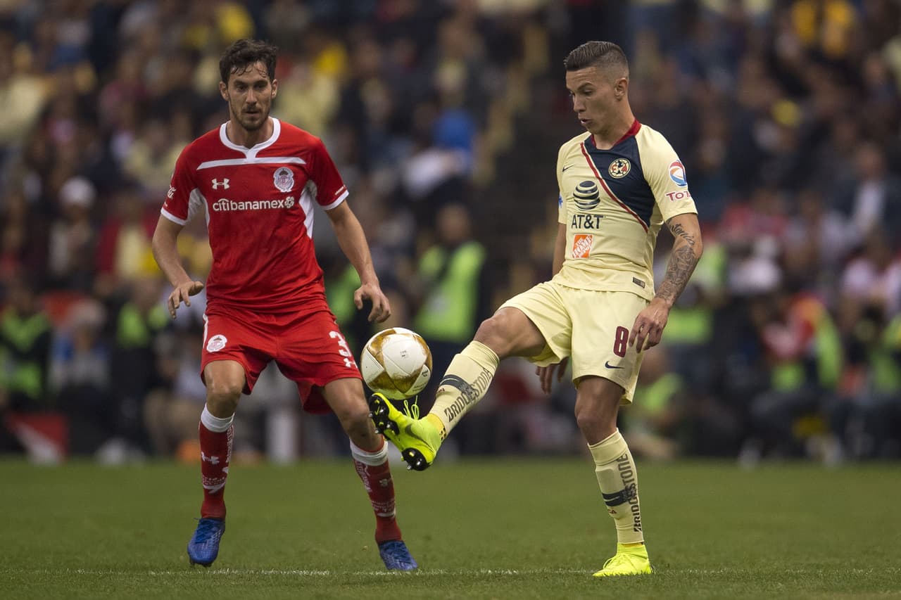Desde el minuto 30 el América estaba confiado en su ventaja, fruto de ello decidió tocar el balón, generando el "ole" por parte de los fanáticos.