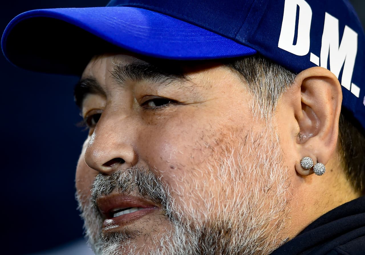 Semblante serio de Maradona previo al inicio del encuentro.