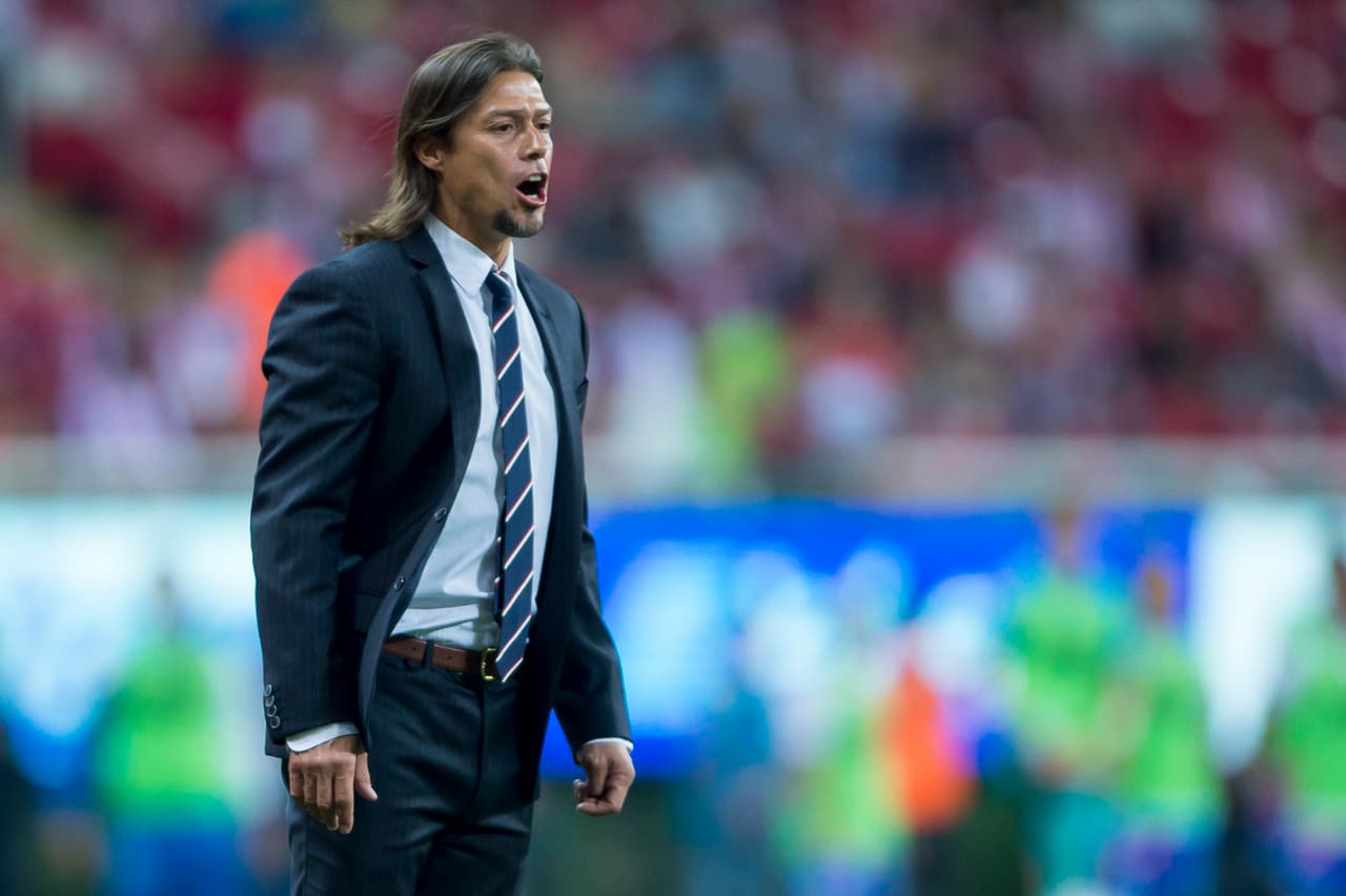 Matías es un estratega muy activo. Se leve arengando y organizando a los jugadores desde afuera del banco.