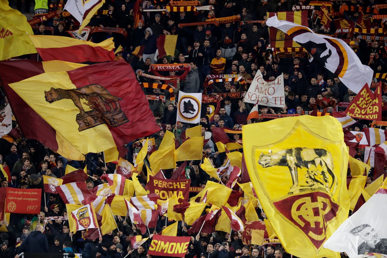 Una gran cantidad de aficionados se congregaron para rendirle tributo a Totti y para apoyar a la Roma en el duelo de la Liga de Campeones ante el Real Madrid.