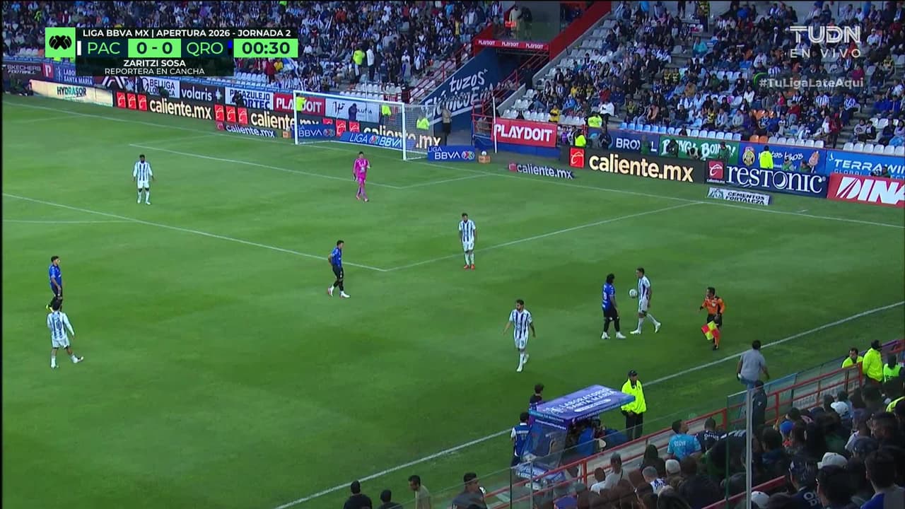 Arranca el partido y la pelota está en juego.