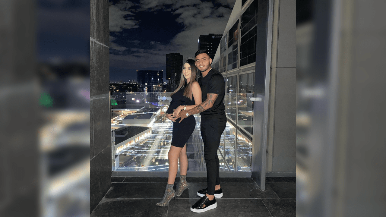 A la espera de su bebé, el futbolista del Rebaño Sagrado muestra la unión latente entre su esposa y él.