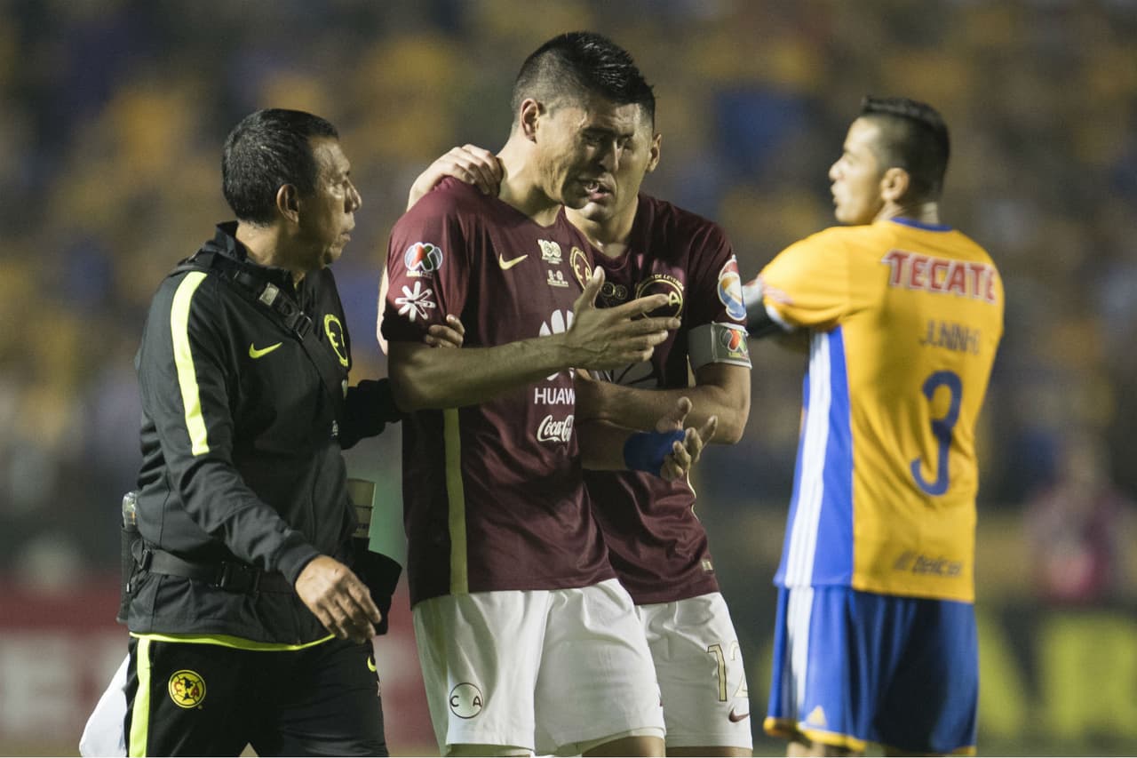 Paolo Goltz salió entre lágrimas de la cancha tras ser expulsado.