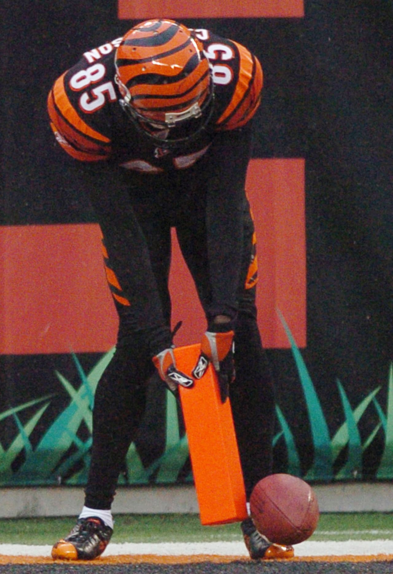 Chad Ochocinco (Johnson) tuvo una carrera que denotó más por sus festejos que por éxitos. En el 2005 el receptor de los Bengals anotó y tras hacerlo quitó el cono naranja para ocuparlo como palo de golf y golpear el ovoide.