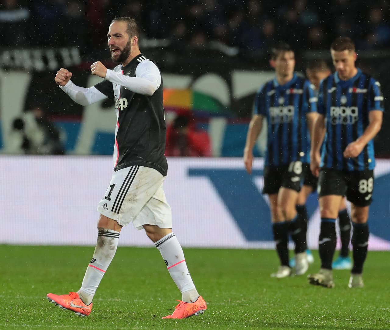 Gosens (56’) adelantó a los de casa, pero Higuaín (74’, 82’) anotó en dos ocasiones para darle vuelta al partido y Dybala (92’) anotó el 3-1 final.