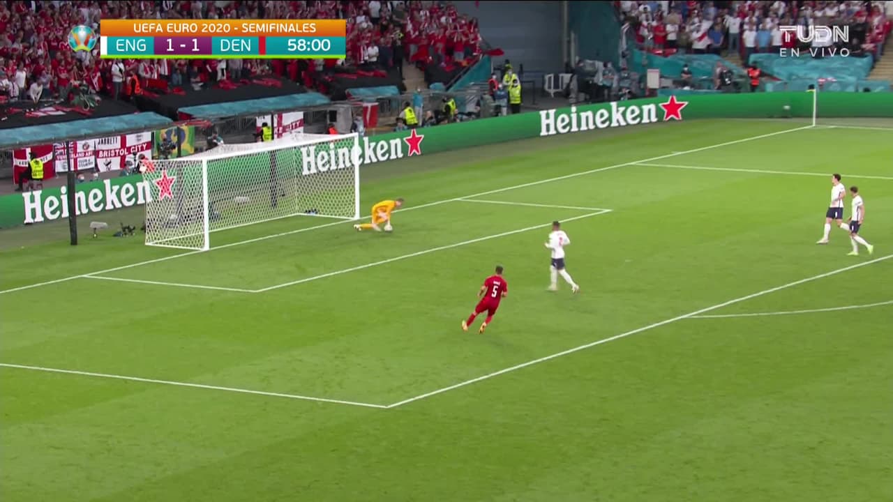 ¡TIRO ATAJADO! disparo por Kasper Dolberg.