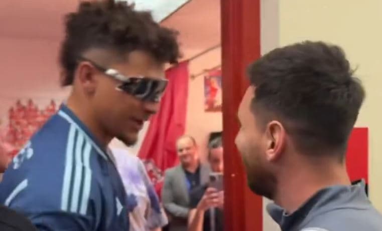 La increíble bienvenida que Patrick Mahomes le dio a Lionel Messi para jugar en su estadio