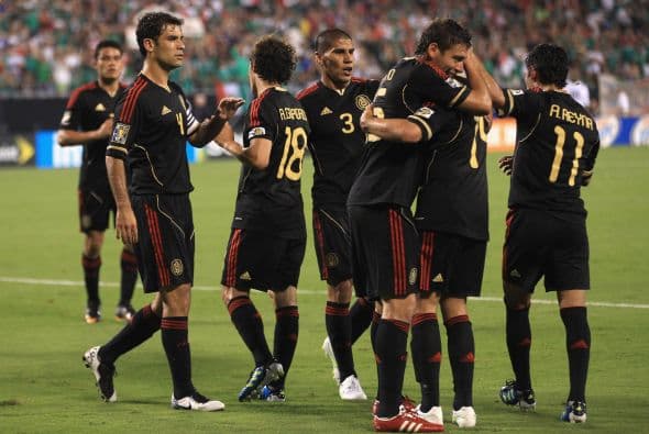 El equipo, después de un día difícil, se unió para sacar adelante el partido y de paso amarrar su pase a cuartos de final.