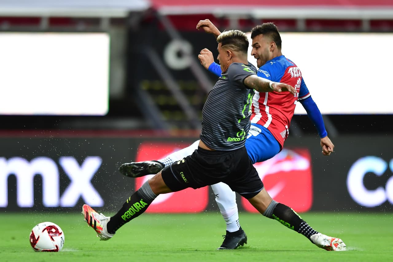 A los rojinegros les costaba ligar cinco o seis pases seguidos. Guadalajara dominaba el Clásico Tapatío.