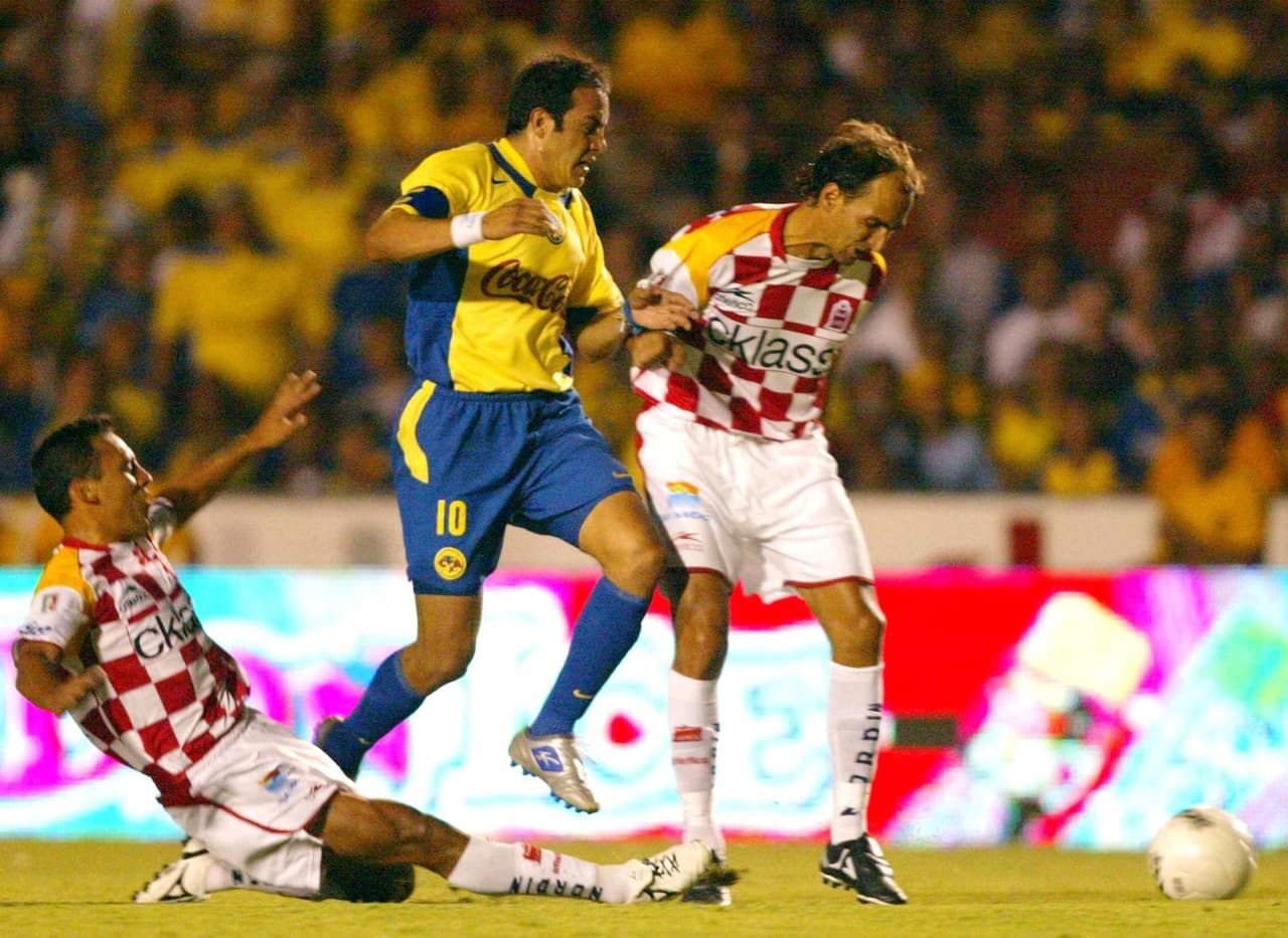 América se echó al frente y Tecos comenzó a defenderse muy cerca de su portería.