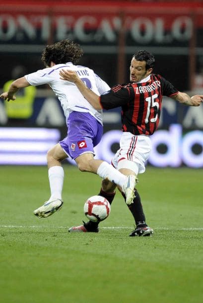 Los tifosi tuvieron que multiplicarse en los minutos finales tras quedarse sin un jugador al ser expulsado Massimo Ambrossini.