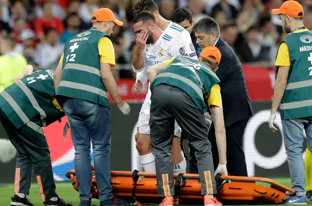 Los servicios médicos del Madrid entraron al campo y el diagnóstico era sencillo: lesión muscular.