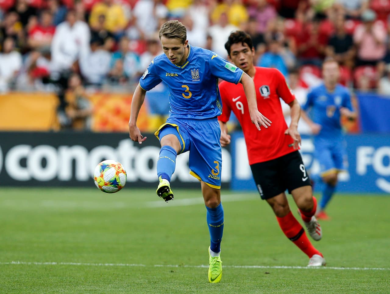 Con el paso de los minutos el partido se igualó en el juego, aunque Ucrania no pasaba la mitad del campo con frecuencia.