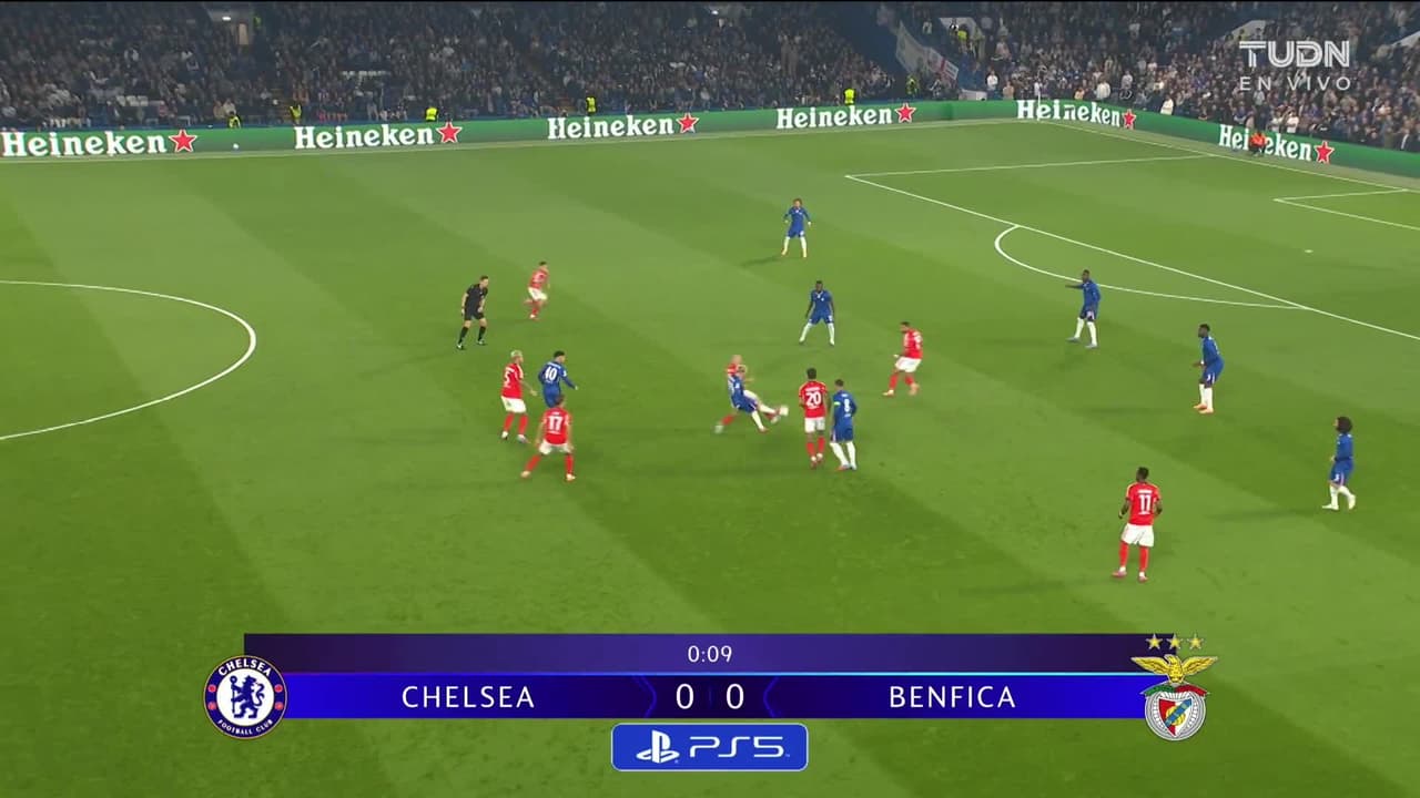 Arranca el partido y la pelota está en juego.