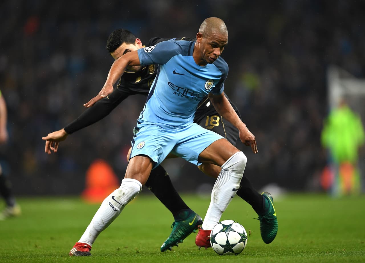 MANCHESTER, ENGLAND - DECEMBER 06: Tomas Rogic of Celtic (L) and Fernando of Manchester City (R) battle for possession during the UEFA Champions League Group C match between Manchester City FC and Celtic FC at Etihad Stadium on December 6, 2016 in Manchester, England. (Photo by Laurence Griffiths/Getty Images)