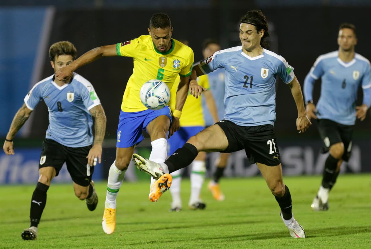 Con goles de Arthur y Richarlison Brasil vence a Uruguay, consiguen su cuarta victoria y continúan sin recibir gol en las eliminatorias rumbo al mundial de Qatar 2022.
