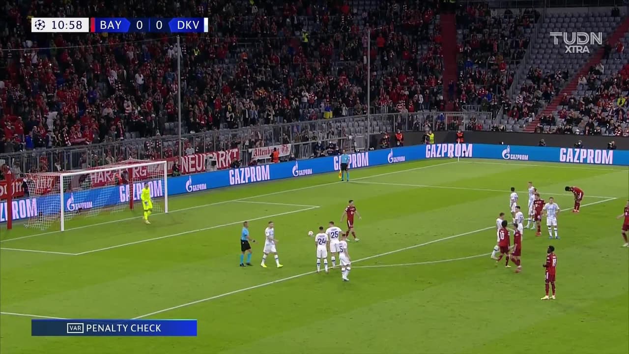¡Qué tranquilidad! Lewandowski pone el 1-0 sobre Dynamo de Kiev