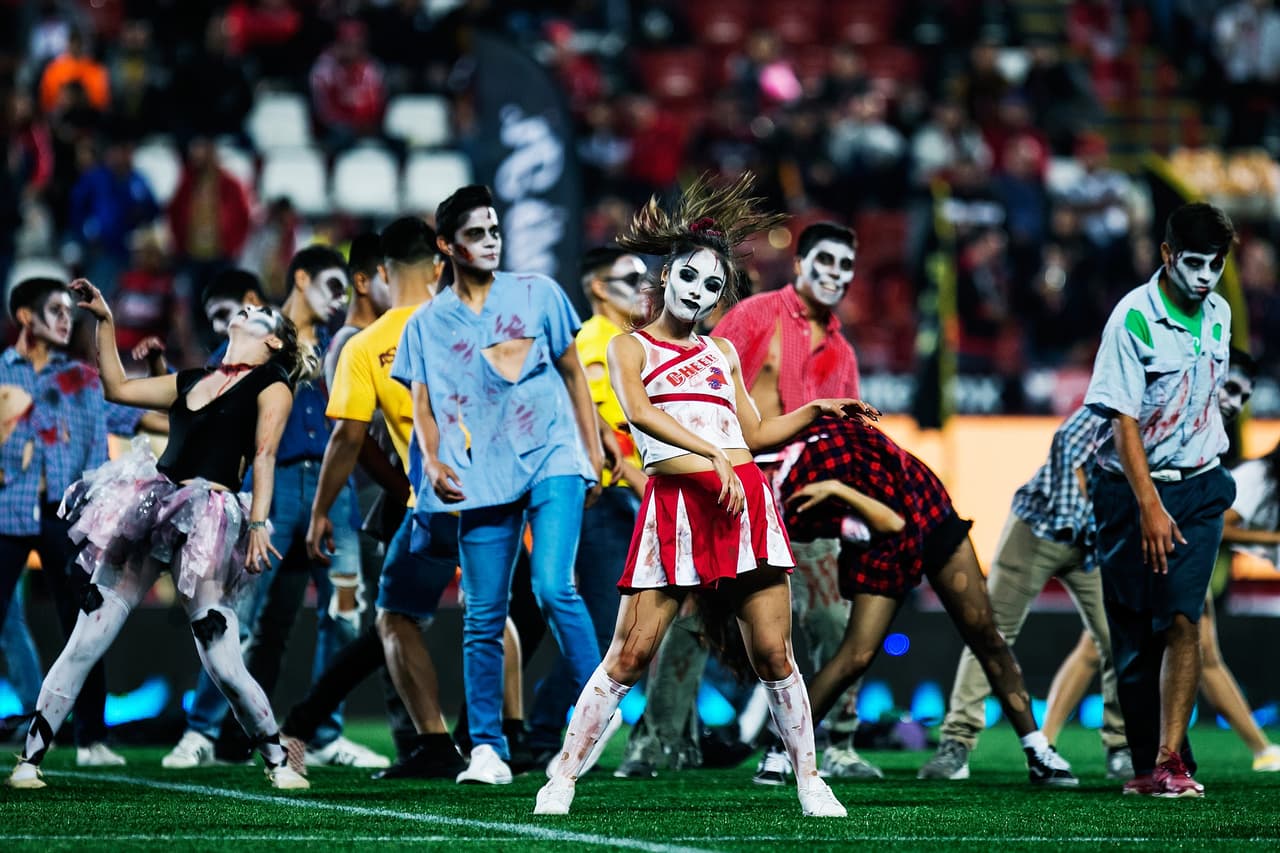 Así se presentó el show al medio tiempo con disfrazes en distinción al 'halloween'.