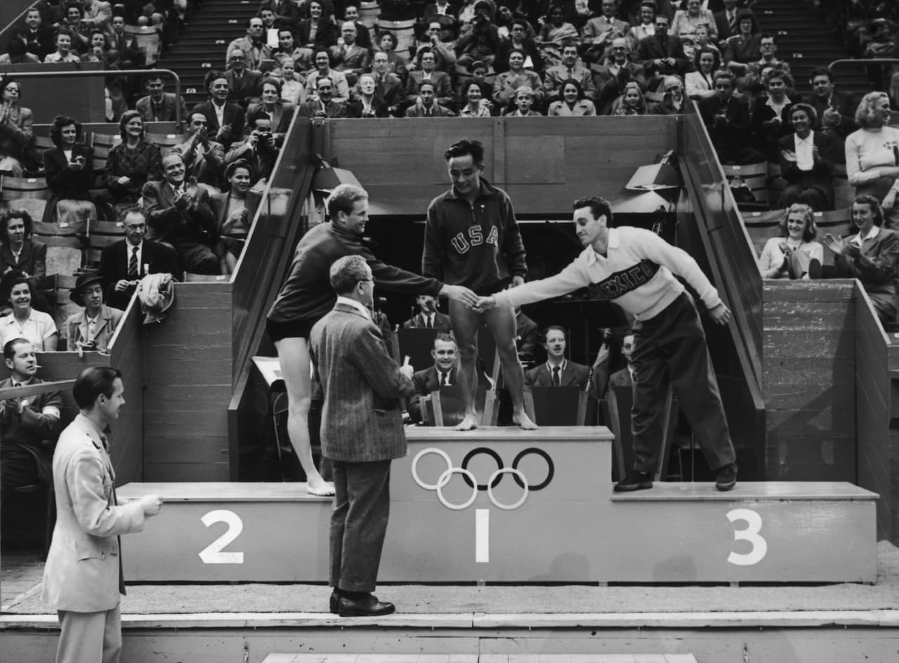 El mexicano Joaquín Capilla nació el 23 de diciembre de 1928 y falleció el 8 de mayo de 2010. El considerado pionero de los clavados en México, consiguió medalla de oro y bronce en los JJOO de 1956, medalla de plata en los JJOO de 1952 y en los JJOO de 1948 logró medalla de plata.