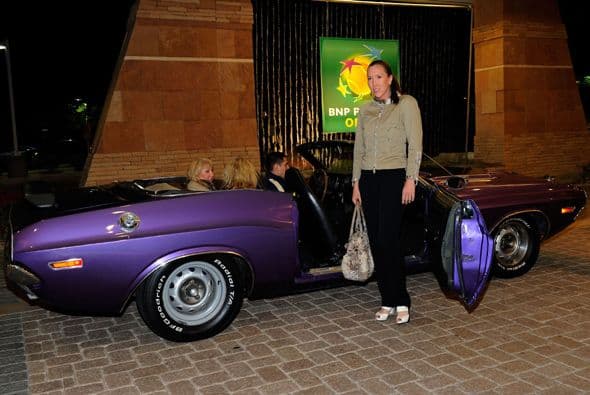 Jelena Jankovic no quería bajarse de su automóvil morado pero tuvo que hacerlo.